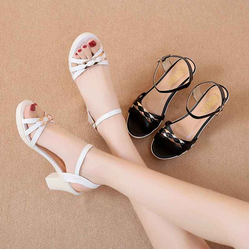 Sandalias con adornos de metal
