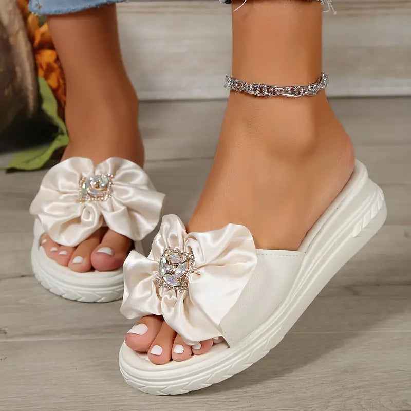 Pantuflas con detalle de lazo de strass