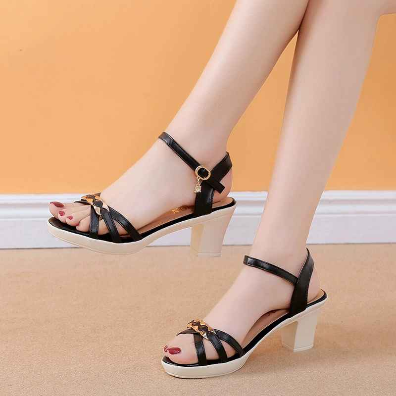 Sandalias con adornos de metal