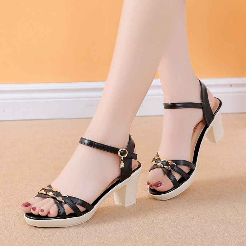 Sandalias con adornos de metal