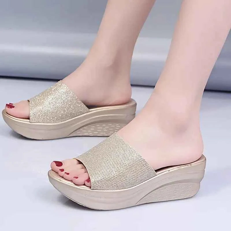Pantuflas con aumento de altura y diseño brillante