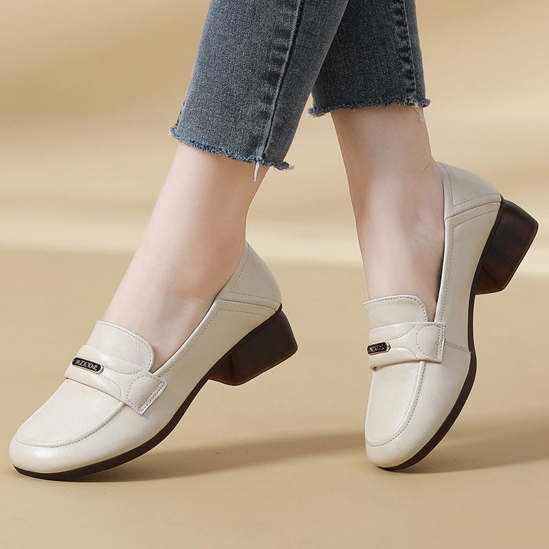 Zapatos de piel de suela blanda y tacón medio